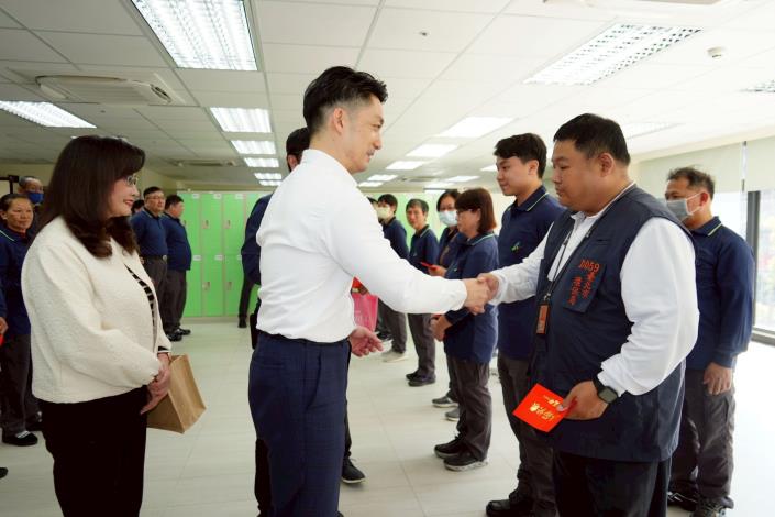 0213-115年度春節前夕慰勞清潔隊員照片3