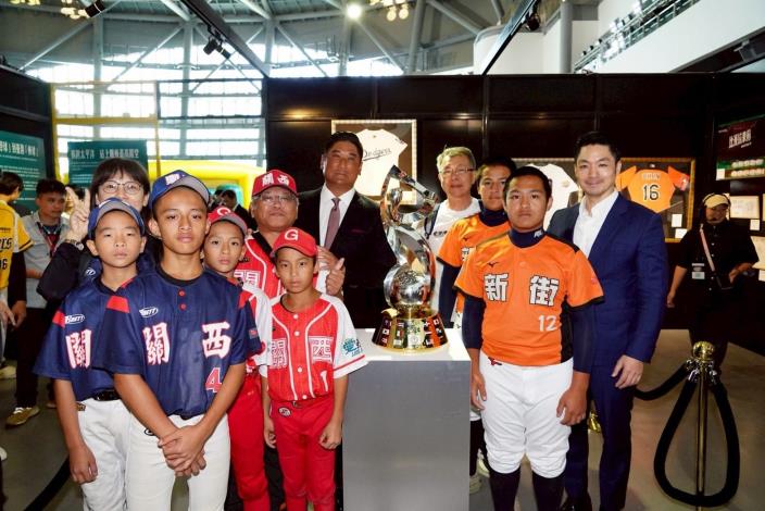 蔣萬安今出席中國信託金融控股公司「60甲子園棒球特展」開幕活動與少棒隊員合影2