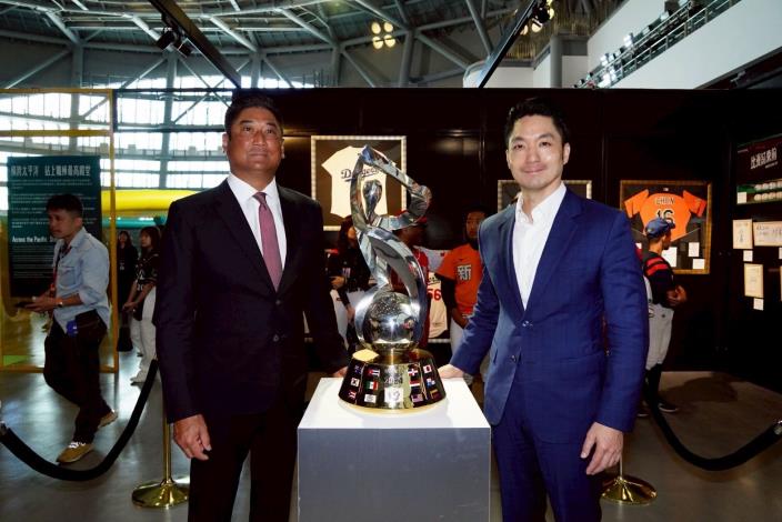 蔣萬安今出席中國信託金融控股公司「60甲子園棒球特展」開幕活動5