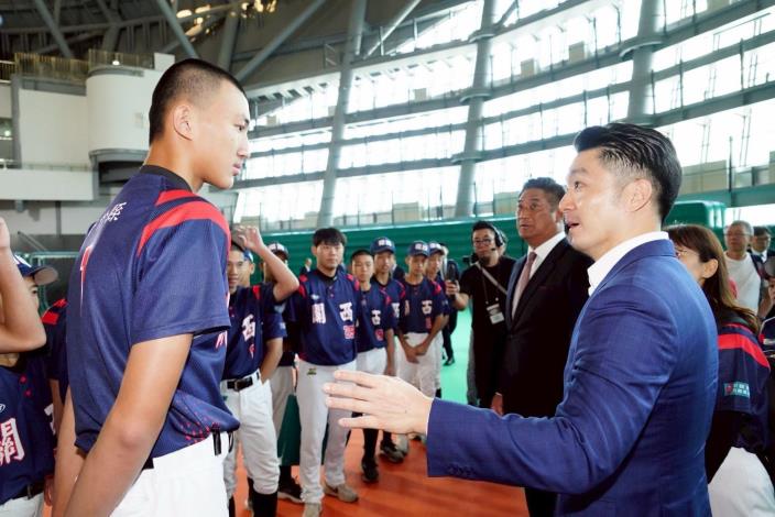 蔣萬安今出席中國信託金融控股公司「60甲子園棒球特展」開幕活動與球員合影