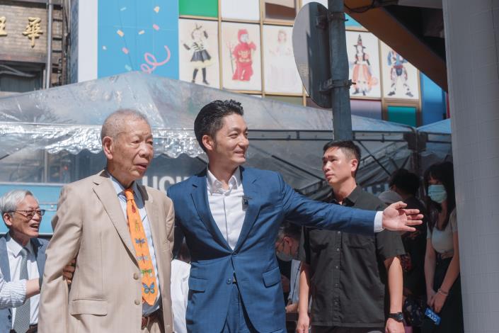 蔣萬安出席南陽街臺灣半導體產業發源地紀念牌啟用與科技前輩合影2