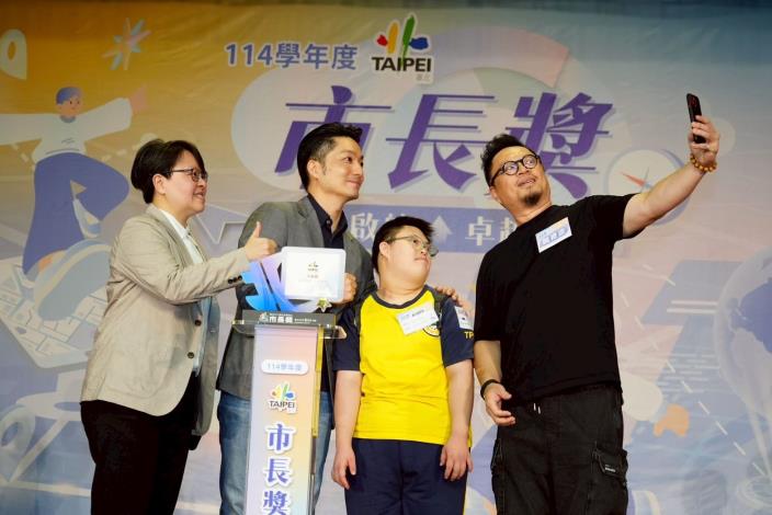 114學年度畢業生市長獎頒獎典禮-高職、大學及特教學校組系列照片(共5張)