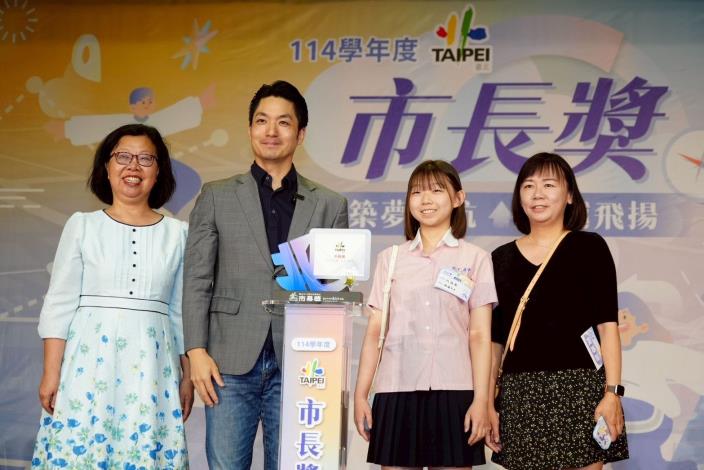 0531-114學年度畢業生市長獎頒獎典禮（高中組）系列照片(第2張)