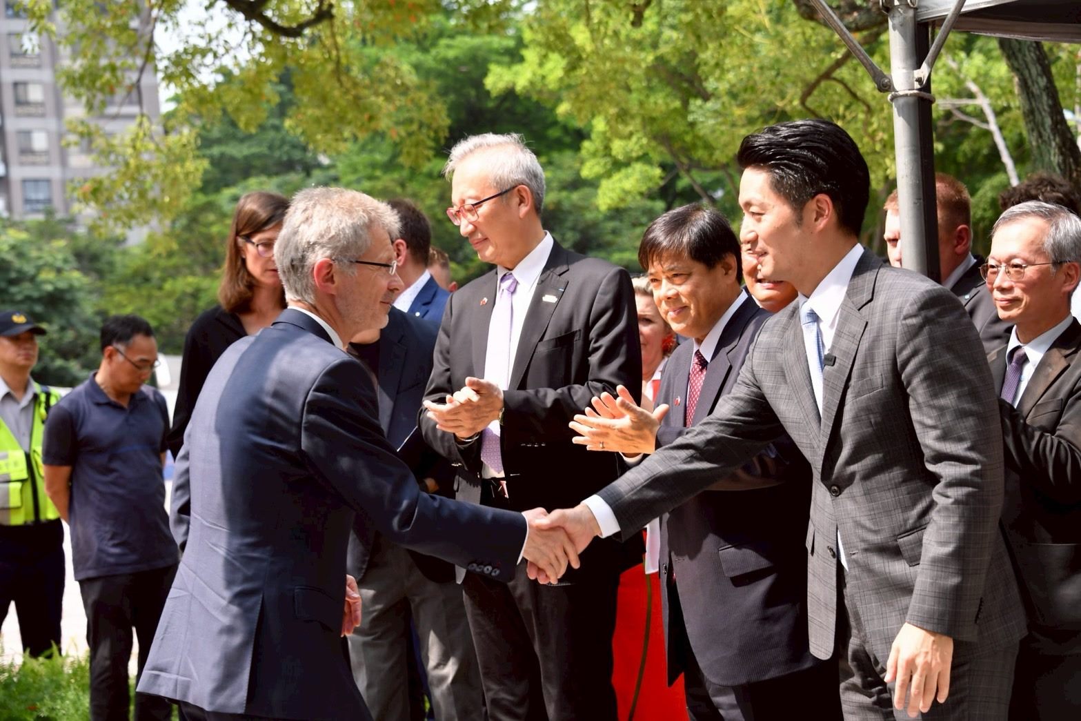 亞洲第三座「哈維爾長椅」落腳大安森林公園！蔣萬安：象徵臺捷民主對話新里程碑