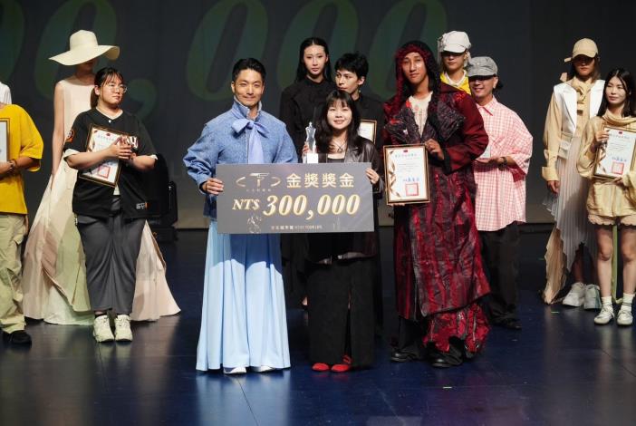 蔣萬安今(18)日出席2026「臺北好時尚」臺北TOP時裝設計大賞決賽動態秀暨頒獎典禮,與設計師合影2