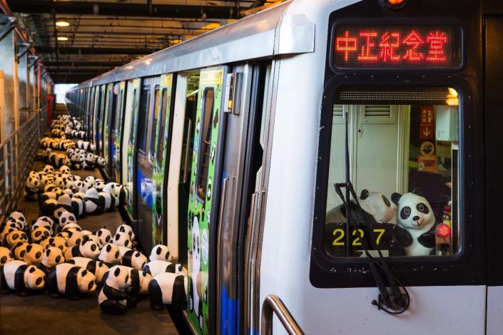 紙貓熊搭前往「中正紀念堂」列車