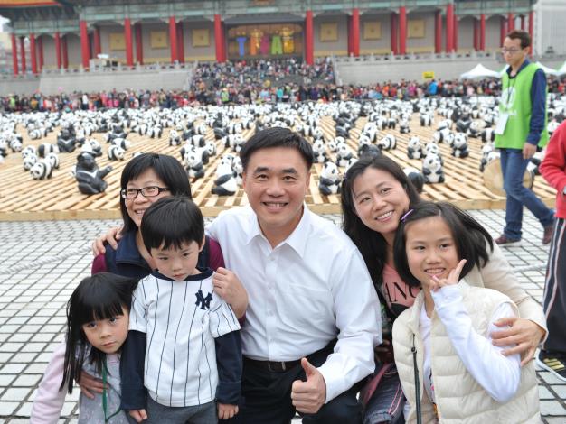 臺北市長郝龍斌與熱情民眾合影_1