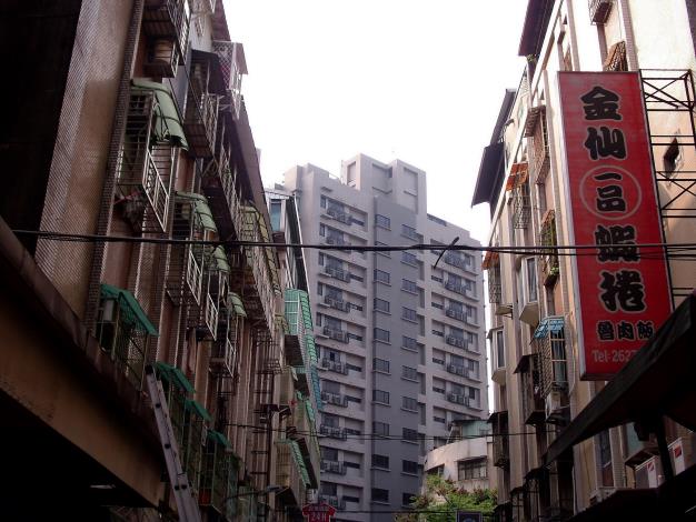 A改善後：垂落纜線拉高拉直，以免影響公安。