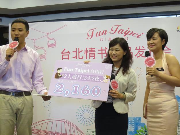 觀傳局主秘游淑慧（右二）向大陸遊客介紹Fun_Taipei-臺北情書自由行產品