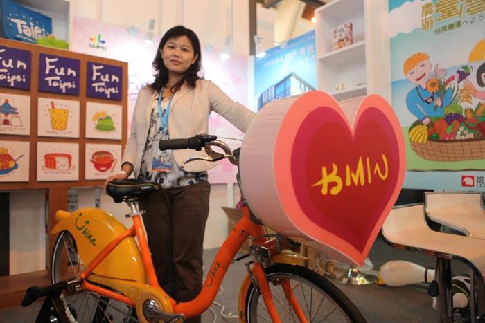 觀傳局主任秘書游淑慧特別將台北最夯的YouBike空運到上海世界旅遊博覽會