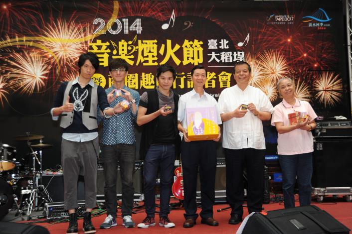 左起：強辯樂團、李亭香餅舖第四代傳人李榮華先生、孫局廷龍及台北霞海城隍廟管理人