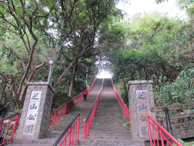 芝山公園正門口的百二崁階梯，是日據時期芝山岩神社的參道