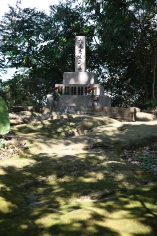 六氏先生墓為日據時代日本政府推動日本語教育以同化漢人的具體象徵