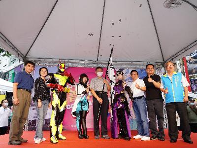 Mayor Ko with cosplayers at the event in Ximending