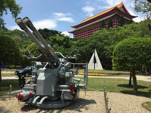 「40MML60雙管砲」則是從高雄海軍營區託運至臺北市