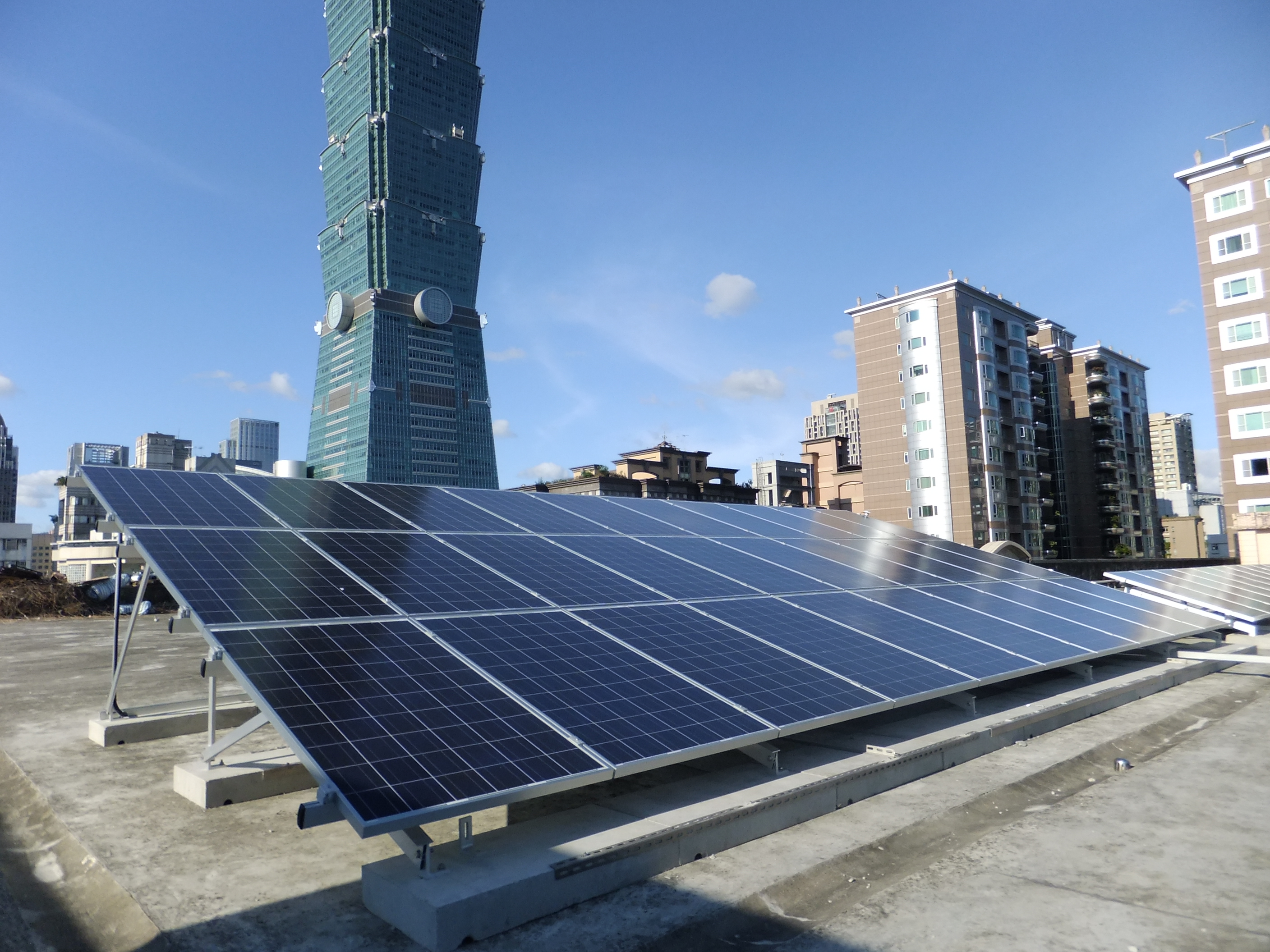 信義國小屋頂設置太陽能板照片