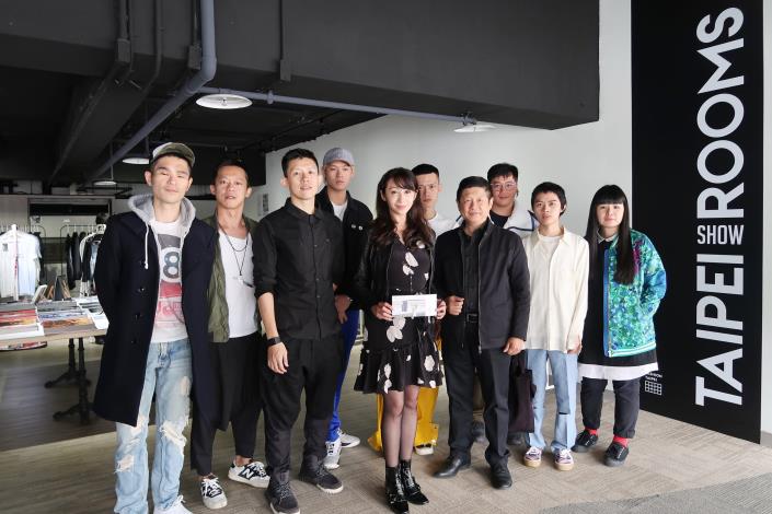 圖2、Taipei Showroom首座專業時尚展示間的眾設計師與台北市議員與產業局局長合影。.JPG