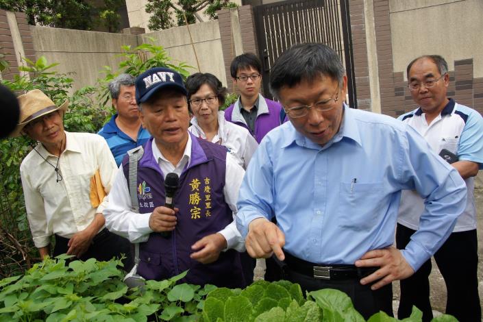 圖4.吉慶里黃勝宗里長帶領柯文哲市長認識園圃