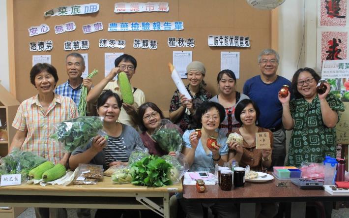 圖3.小農於北投社大擺攤販售新鮮青菜與加工食品合影