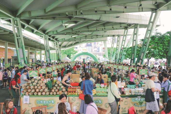 圖2、台北花博農民市集的農產品各個新鮮飽滿，周末來到這裡採買已成為不少民眾的固定行程。