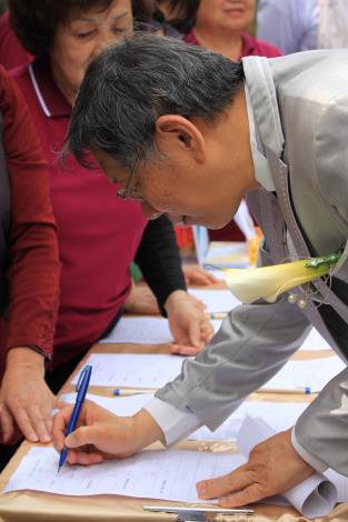 圖3.台北市長柯文哲在海芋許願卡上寫下願望。