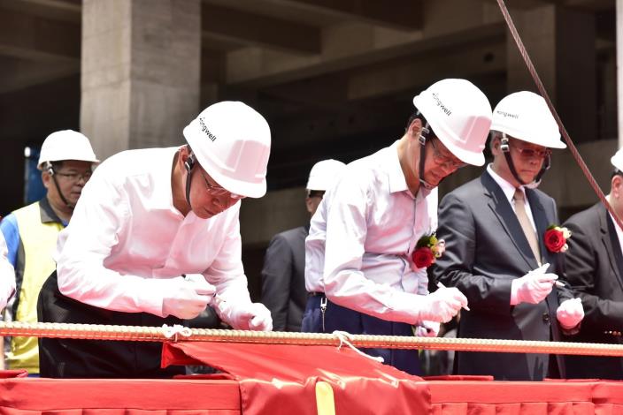 圖8.內科之心上梁簽名(左起)臺北市柯文哲市長、宏匯集團許崑泰董事長、合作金庫雷仲達