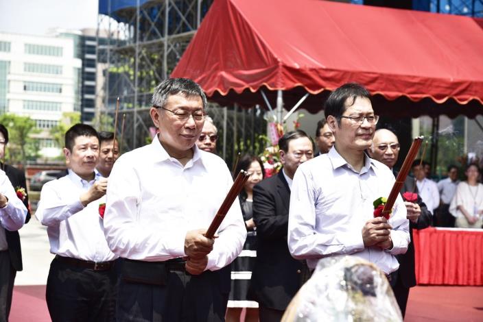 圖6.內科之心上梁祝禱（左起）臺北市柯文哲市長、宏匯集團許崑泰董事長。
