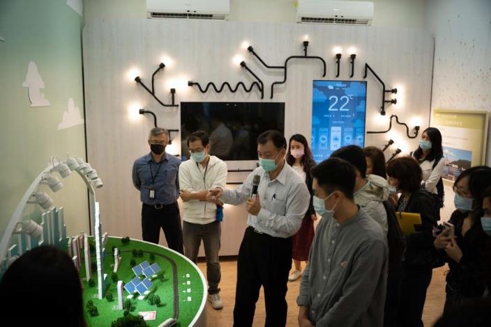 臺北自來水事業處提供專業人員協助導覽太陽光電發電設備2.DNG
