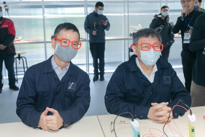 柯市長與葉執行長共同體驗3D列印眼鏡