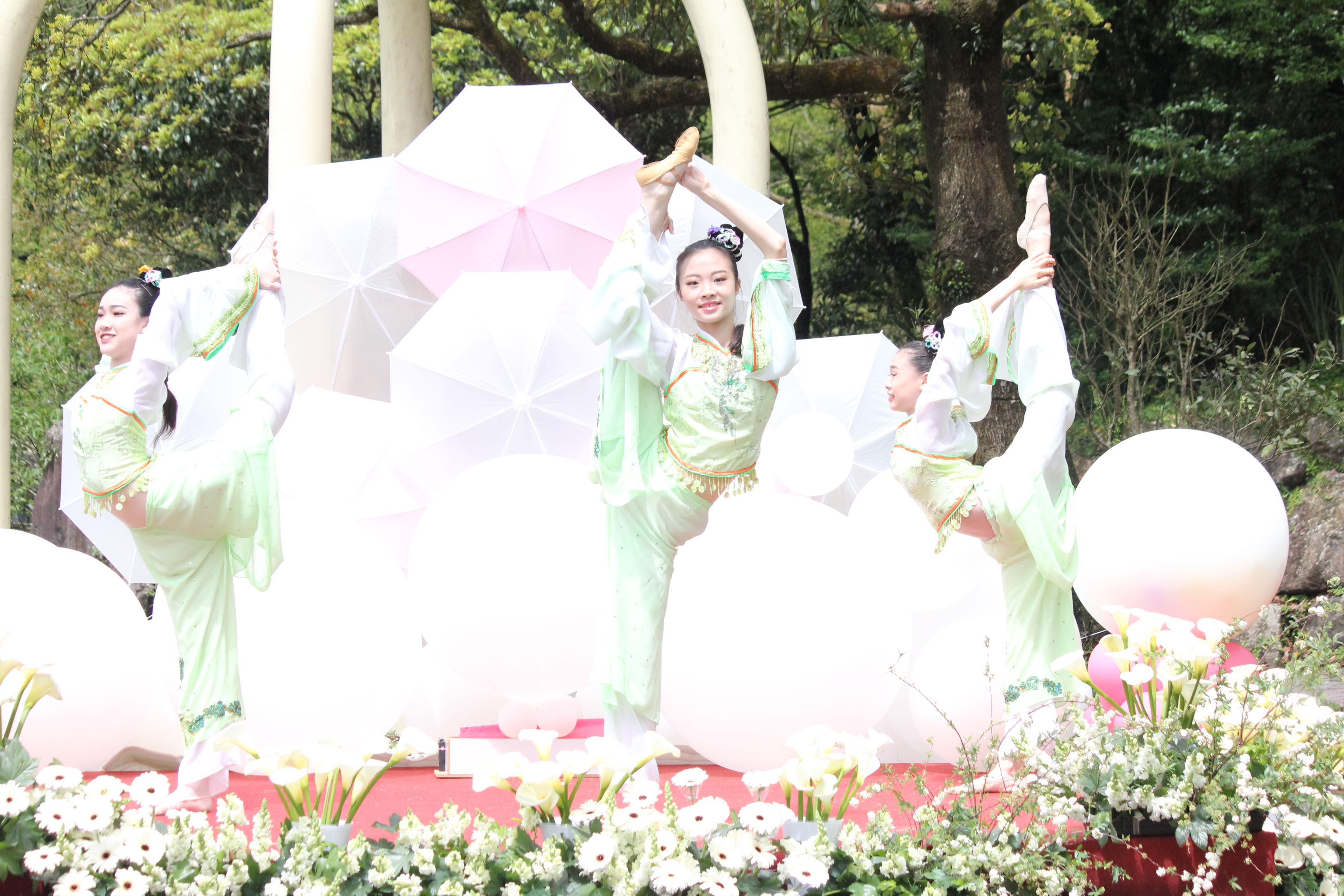 華岡藝校帶來花開花落優美開場演出