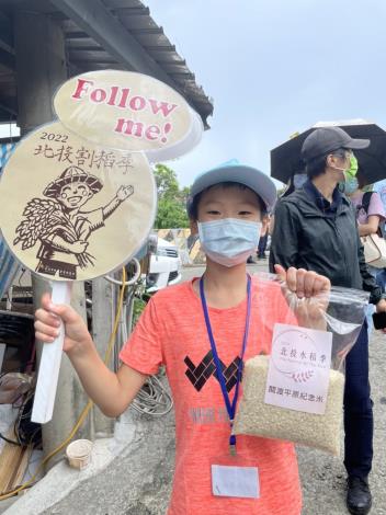 民眾帶回碾米