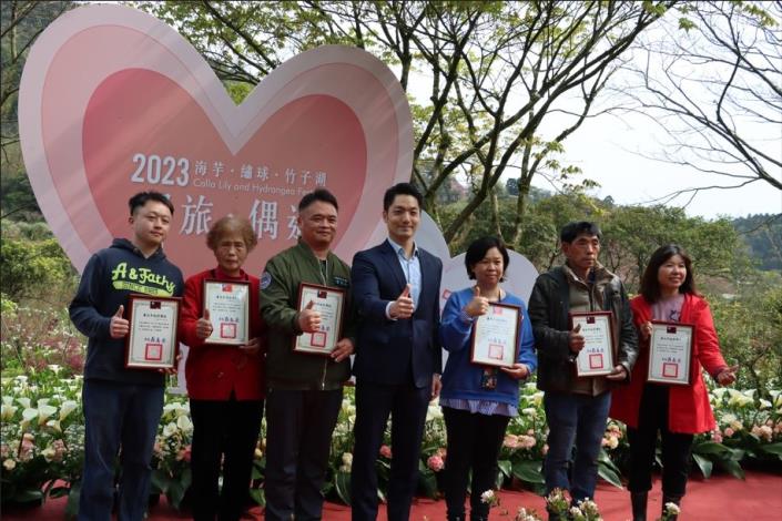 市長與竹子湖海芋季地景藝術得獎農園