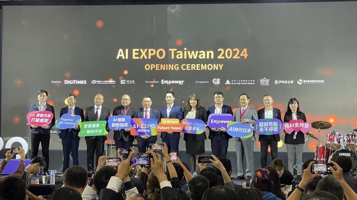 蔣萬安市長(中)出席於花博爭艷館舉行的2024 AI EXPO Taiwan開幕活動，與DIGITIMES黃欽勇社長（