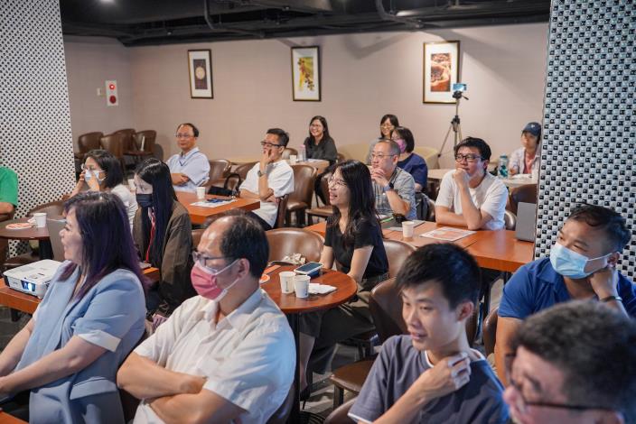 3. 參加臺北市政府主辦的「創業工作坊」的與會者們專心聆聽