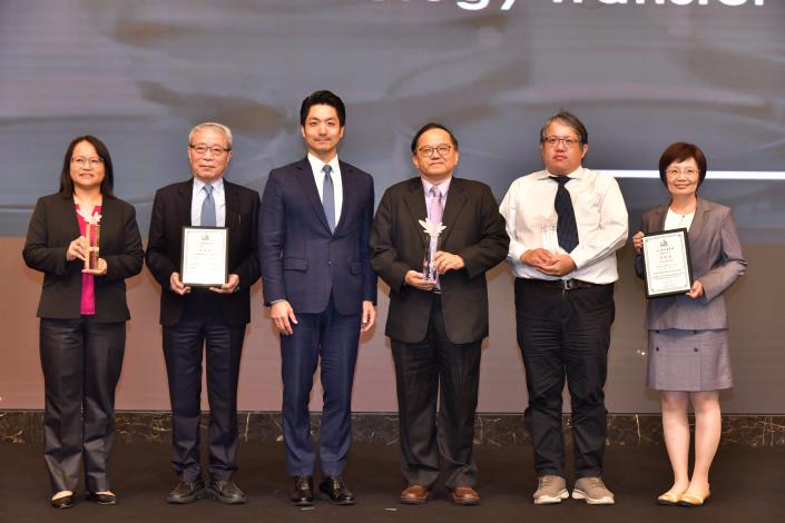 2024臺北生技獎跨域卓越獎得獎企業與蔣市長合照 (2)