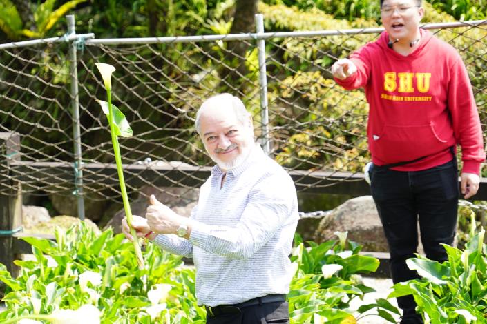 墨西哥辦事處Martin處長在海芋園體驗親手摘海芋.JPG