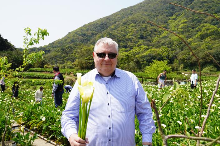 奧地利代表處何士誠處長與手持海芋留影.JPG