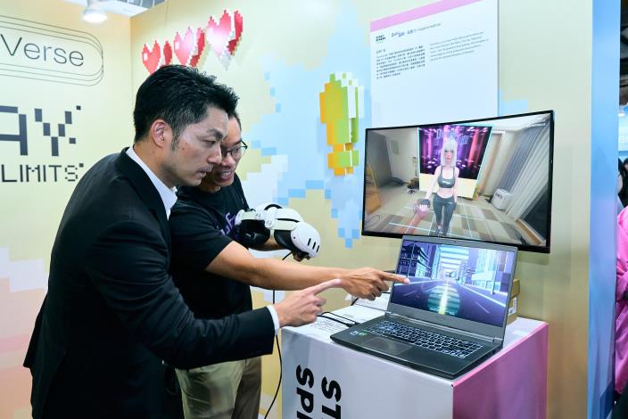 市長參觀Fusion Realm Exhibition 國際娛樂科技展覽-2 (展區體驗_VR解說與體驗）.JPG