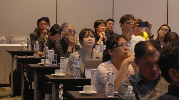 參與企業專心聆聽講者專題分享內容.JPG