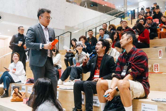 圖5產業局陳俊安局長長與設計師互動交流，有獎問答贈送台北好購會員商品好禮。