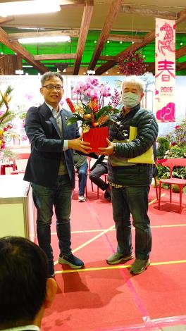 1150207建國假日花市暨日本松江大根島牡丹花展-臺北市政府張溫德副市長與現場獲獎遊客.JPG