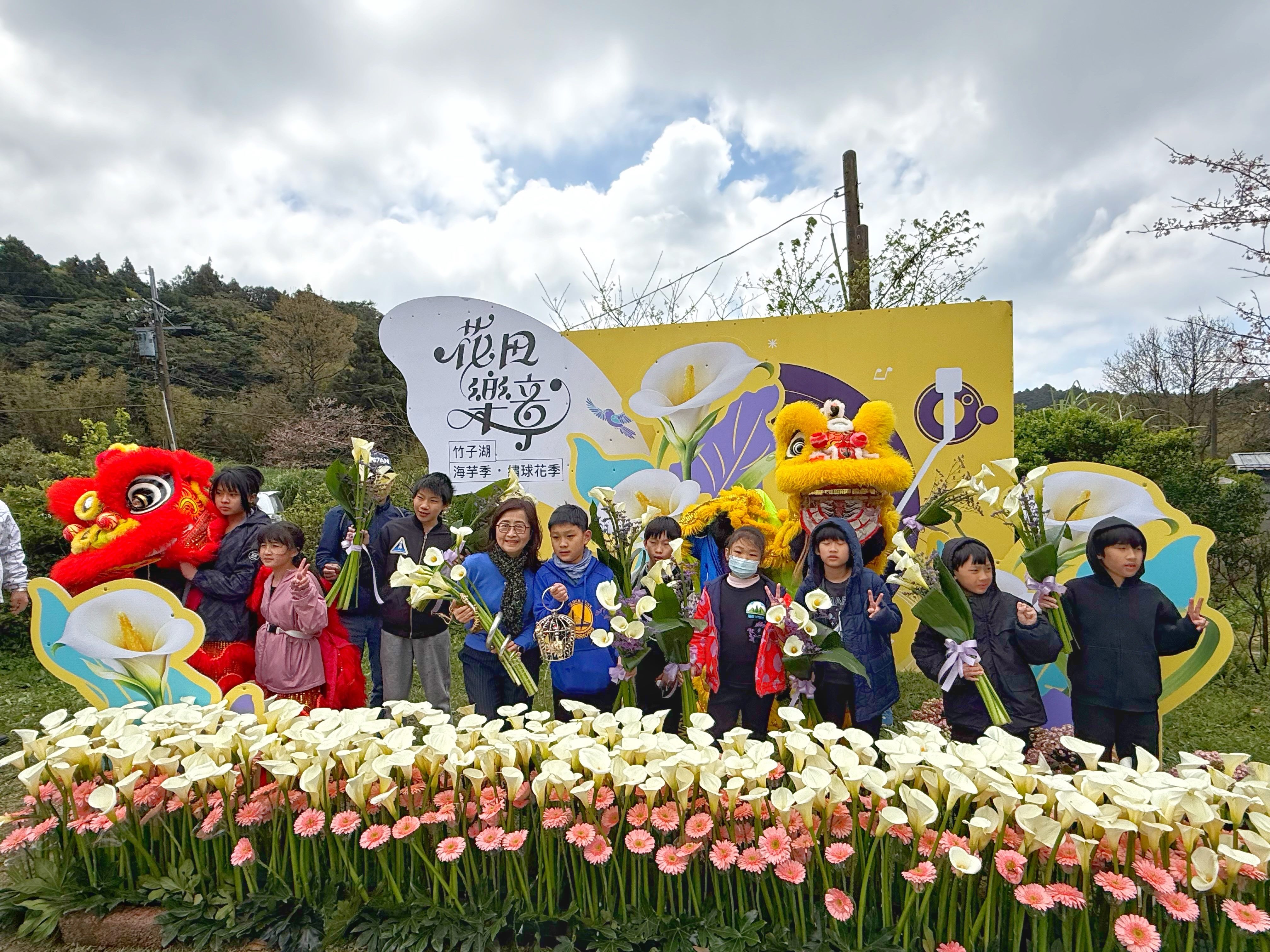 7_林副市長與湖田國小同學在花田樂章打卡點合影_0