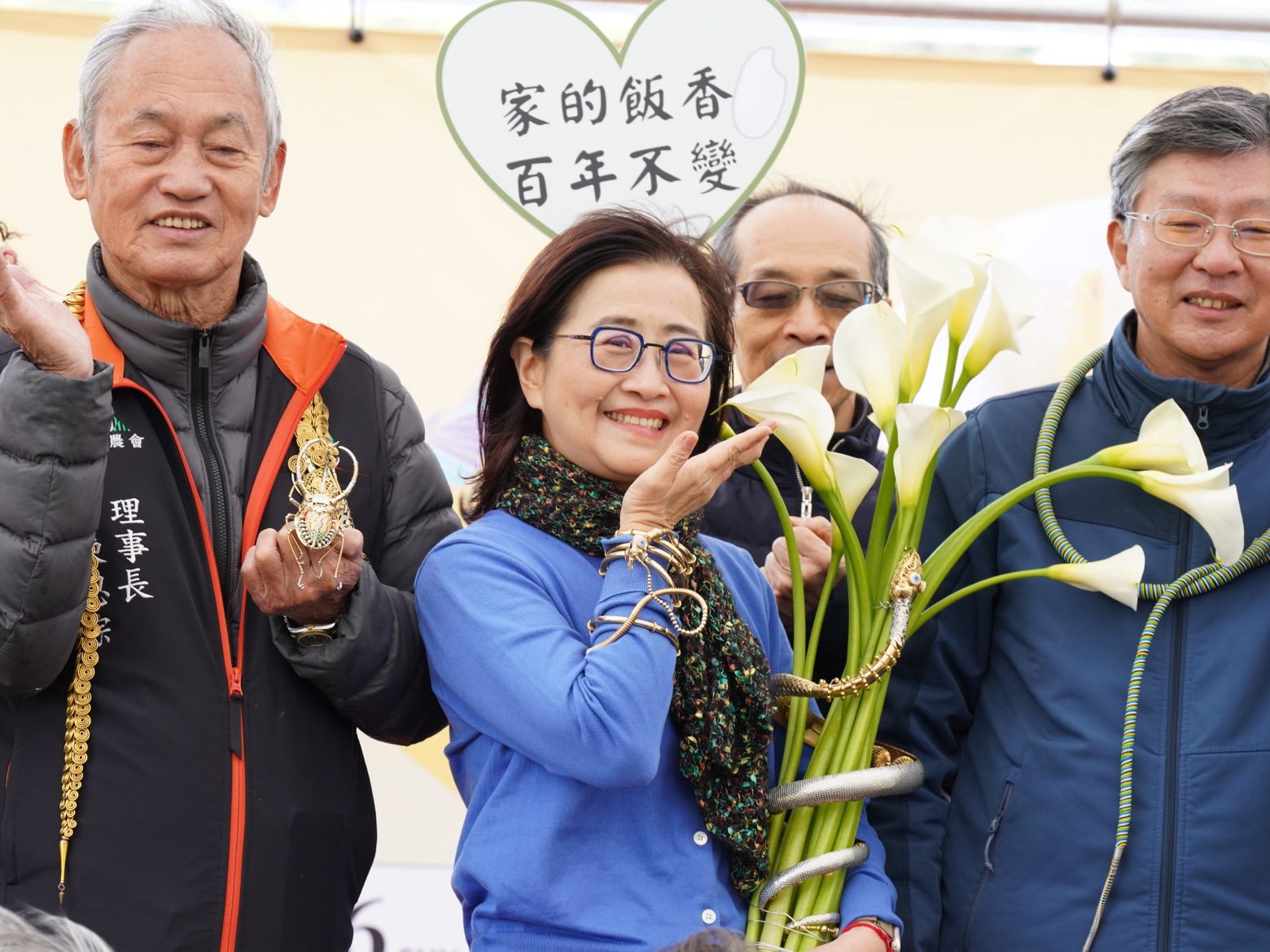 4_林副市長配戴赤腹游蛇概念飾品及與海芋合影(1)_0