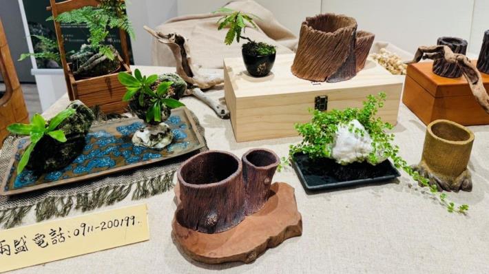陳雨盛掌心裡的小陶盆栽展