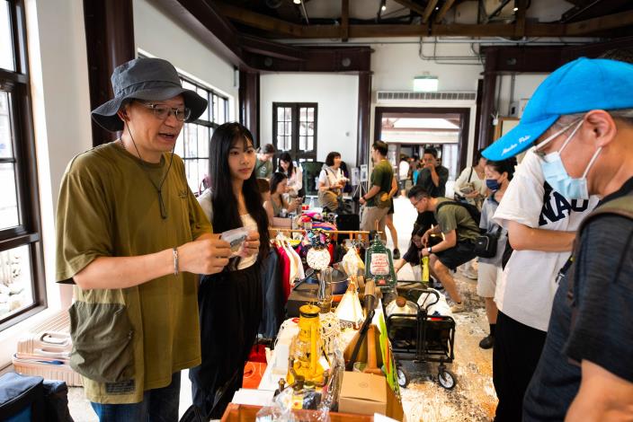 03 個人攤主響應參與，將自己「露營野營」、「登山健行」「衝浪潛水」的舊愛裝備，透過實體交易市集轉讓給下一位有緣人。