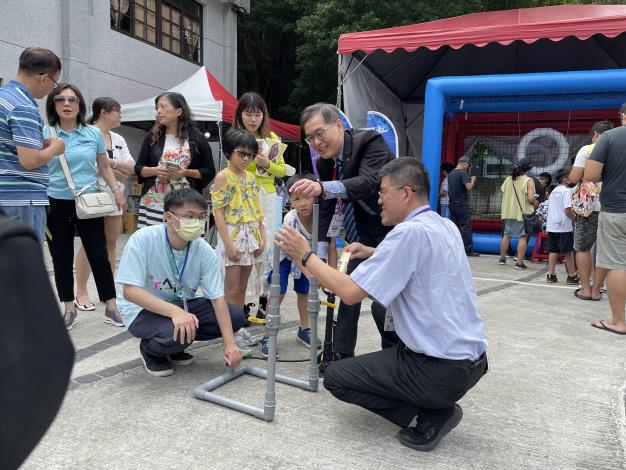 04.「2024年臺灣科普環島列車」_科學市集台鐵公司總經理馮輝昇與小朋友互動科學實驗