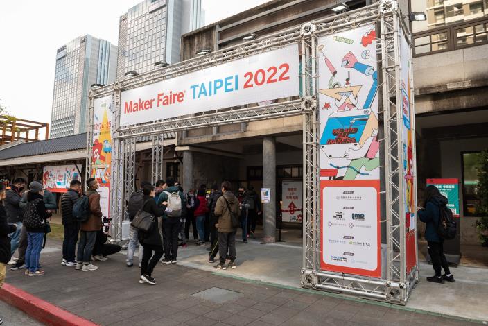 01 2022 Maker Faire Taipei於聖誕節在Maker職人場域『瓶蓋工廠台北製造所』舉辦，活動首日吸引許多民眾排隊入場參觀。