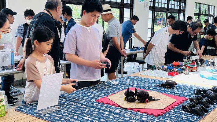 1130824進駐新創團隊-夠鬧智慧科技有限公司辦理「V7RC Day」夥伴日民眾體驗AI機器人偕同工作.JPG