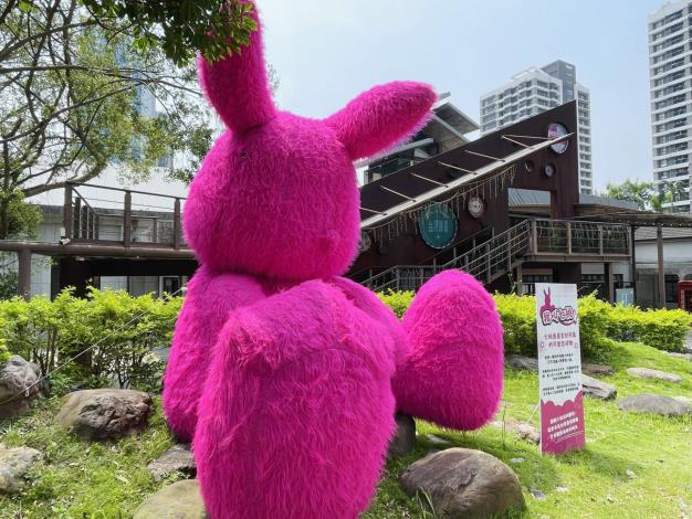 瓶蓋工廠串聯臺灣文博會「水風景場域主題」_戶外大型裝置藝術「七桃兔兔」小山丘同樂活動照(一)