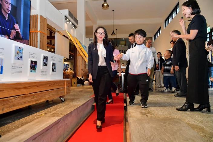 健保署副署長陳亮妤體驗降低30公分，走進罕病患者「軟骨發育不全症」人生。
